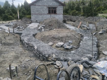 齋堂地基放樣完成，緊鄰既有的石砌小屋